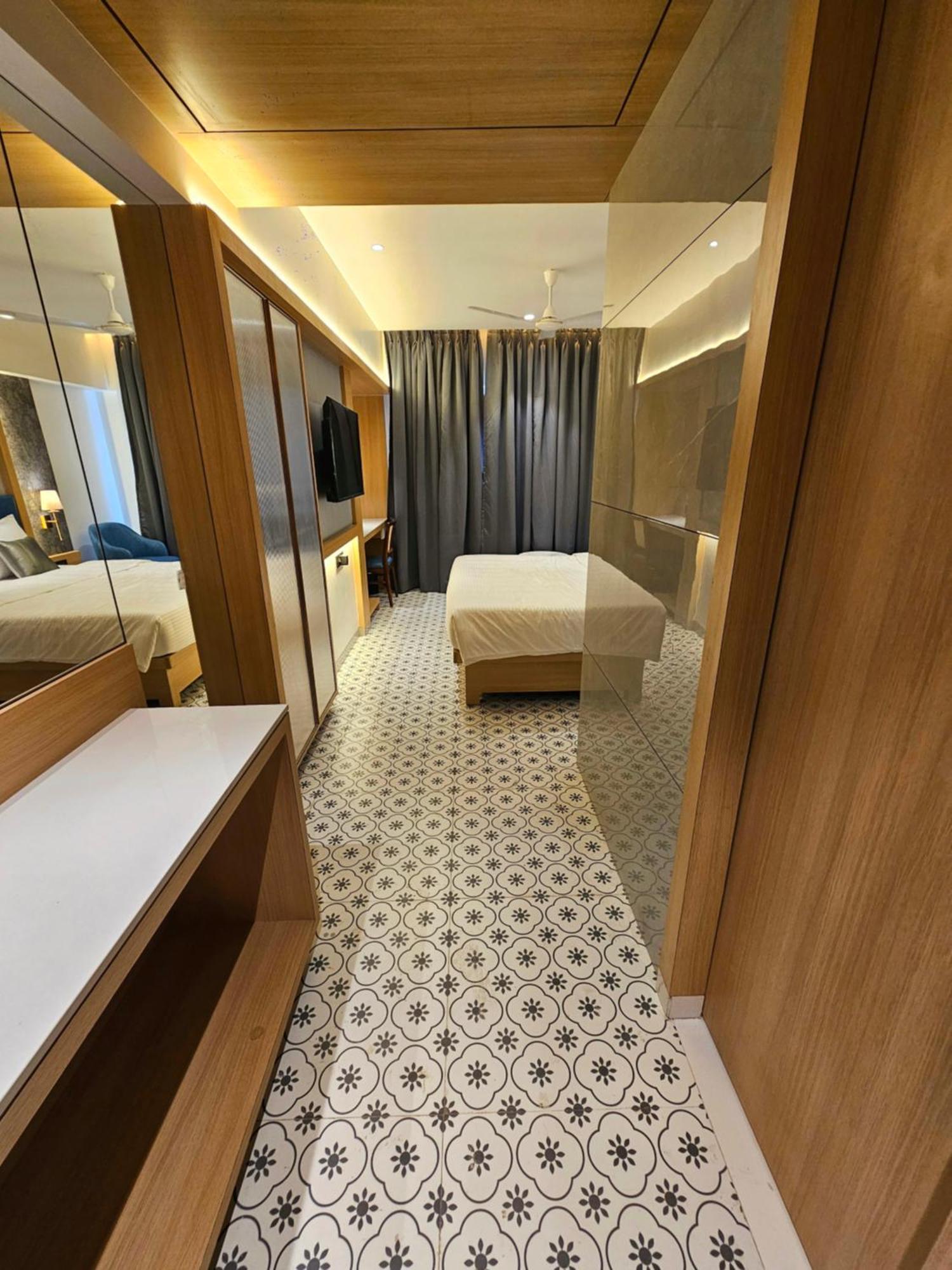 Hotel Golden Nest Тхане Экстерьер фото